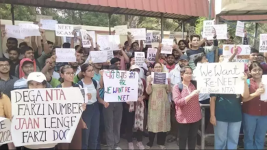 Photo of भीषण गर्मी में सड़क पर उतरे छात्र, परीक्षा रद्द कराने की मांग को लेकर BHU गेट पर जमकर किया प्रदर्शन