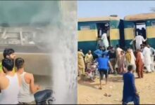 Photo of पाकिस्तान में चलती ट्रेन पर पानी फेंक रहे थे लड़के, पकड़े जाने पर यात्रियों ने किया ये हाल