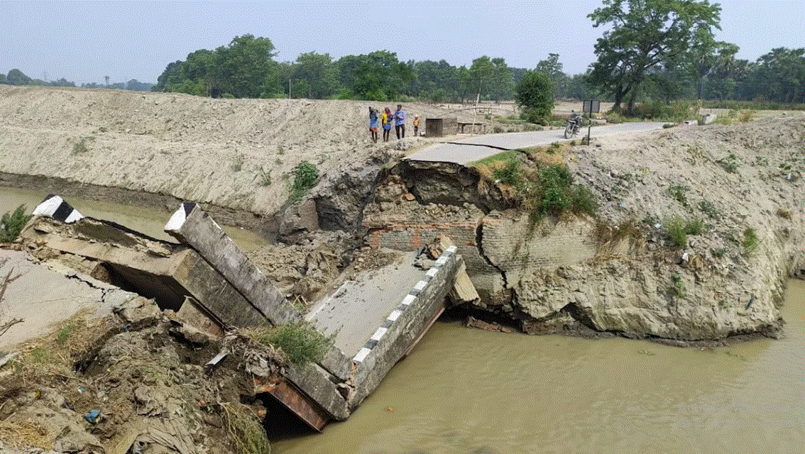 Photo of बिहार में एक और पुल हुआ ध्वस्त, दर्जनों गांव का टूटा संपर्क