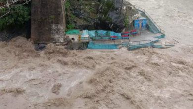 Photo of उत्तराखंड: भारी बारिश से अलकनंदा और भगीरथी नदी में बढ़ा पानी, चंपावत में हाईवे बंद होने से फंसे 150 वाहन