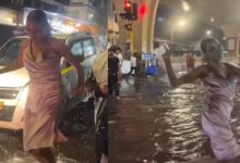 Photo of बारिश के पानी में फुदक-फुदक कर डांस करने लगी लड़की, सड़क पर मचा दिया बवाल, वीडियो वायरल…