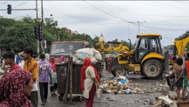 Photo of दिल्ली में कबाड़ी और फर्नीचर बेचने वालों की दुकान पर चला बुलडोजर