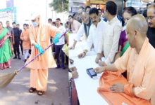 Photo of सीएम योगी और उनके मंत्रियों ने राष्ट्रपिता महात्मा गांधी को अर्पित की पुष्पांजलि, सड़क पर लगाई झाड़ू