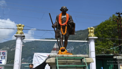 Photo of नैनीताल में अब यातायात नियम पढ़ाएगी गांधी प्रतिमा, पढ़ें खबर…