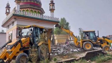 Photo of अवैध मजार पर बुलडोजर ऐक्शन, हरिद्वार में पुनर्वास विभाग की जमीन में अतिक्रमण का धवस्तीकर