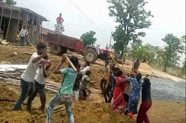 Photo of दो पक्षों के बीच चले लाठी-डंडे, सरकारी जमीन पर कब्जे को लेकर भिड़ंत, तीन लोगों की हालत गंभीर