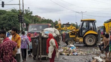 Photo of मयूर विहार में चलेगा बुलडोजर, फुटपाथ तक हो चुका रेहड़ी-पटरी वालों का कब्जा