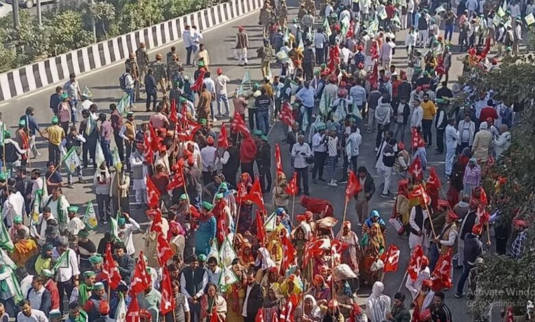 Photo of संसद कूच के लिए अड़े किसान, महामाया फ्लाईओवर के नीचे सुरक्षाकर्मियों ने रोका, लगा भारी जाम