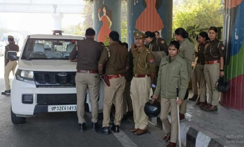 Photo of नोएडा और ग्रेटर नोएडा में चप्पे-चप्पे पर पुलिस बल तैनात