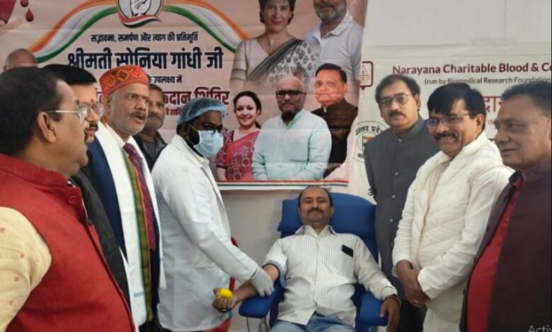 Photo of सोनिया गांधी के जन्मदिन पर रक्तदान कैंप, मायावती-अखिलेश ने दी बधाई