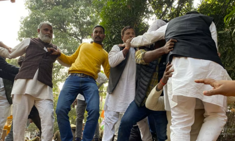 Photo of लखनऊ में विधानसभा के सामने कांग्रेस नेताओं का जोरदार प्रदर्शन, अविनाश पांडे व अजय राय अरेस्ट