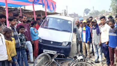 Photo of चलती कार में ड्राइवर ने ली झपकी, भैंसा को कुचल 3 फीट ऊपर चढ़ी गाड़ी