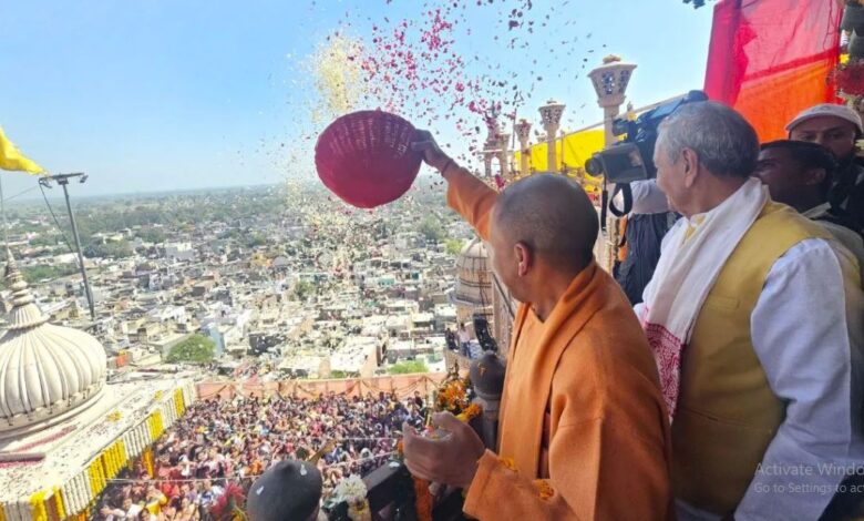 Photo of बरसाना में रंगोत्सव का शुभारंभ, सीएम योगी ने खेली होली, भक्तों पर की फूलों की बारिश