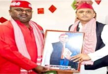 Photo of आंबेडकर के साथ अखिलेश यादव की तस्वीर ने मचाया सियासी घमासान