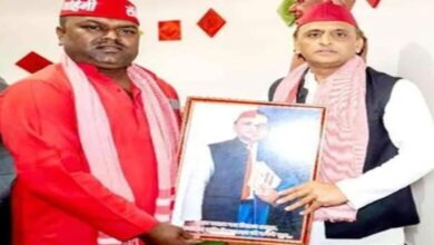 Photo of आंबेडकर के साथ अखिलेश यादव की तस्वीर ने मचाया सियासी घमासान