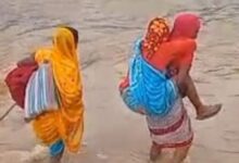Photo of मितानिन ने लिखी मानवता की इबारत, गर्भवती महिला को पीठ पर लाद पार की नदी; कराया सुरक्षित प्रसव