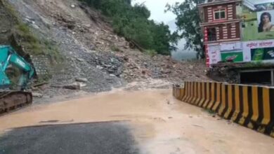 Photo of  कर्णप्रयाग में फिर भूस्खलन… घरों में घुसा मलबा, लोगों का रेस्क्यू जारी; हाईवे बंद