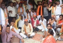 Photo of भाजपा कार्यकर्ता से दुर्व्यवहार पर नेताओं का धरना- प्रदर्शन