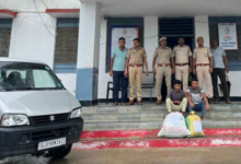 Photo of  नाकाबंदी में कार से 12 किलो 650 ग्राम गांजा बरामद, दो आरोपी गिरफ्तार
