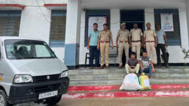 Photo of  नाकाबंदी में कार से 12 किलो 650 ग्राम गांजा बरामद, दो आरोपी गिरफ्तार