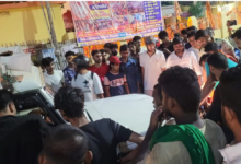 Photo of पुलिस का लोगो लगी गाड़ी ने स्कूटी में मारी टक्कर, दंपती घायल; रक्षाबंधन पर उड़ीसा से आए थे दोनों