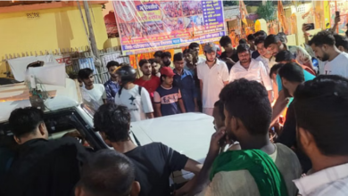 Photo of पुलिस का लोगो लगी गाड़ी ने स्कूटी में मारी टक्कर, दंपती घायल; रक्षाबंधन पर उड़ीसा से आए थे दोनों