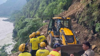 Photo of चट्टान गिरने से नीलकंठ मार्ग 30 मी. बाधित, नदी में ट्रक गिरने की आंशका