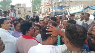 Photo of  राजद विधायक का विरोध करने लोग, कहा- इसी से गांव से बाहर निकलें