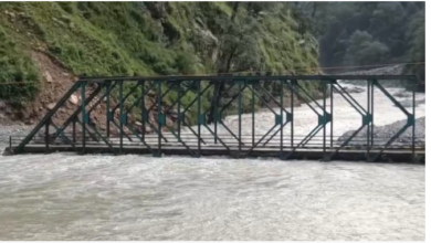 Photo of यमुनोत्री हाईवे मलबा आने से जगह-जगह बंद, खतरे में मोटर पुल