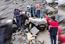 Photo of गौरीकुंड हाईवे पर मुनकटिया के पास वाहन के ऊपर गिरा भारी बोल्डर…