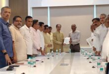 Photo of महाराष्ट्र के मुख्य चुनाव अधिकारी से मिले विपक्ष के नेता