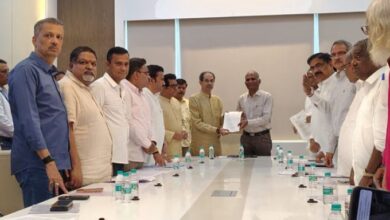 Photo of महाराष्ट्र के मुख्य चुनाव अधिकारी से मिले विपक्ष के नेता