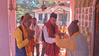 Photo of पिथौरागढ़ में अपने गांव पहुंचे सीएम धामी
