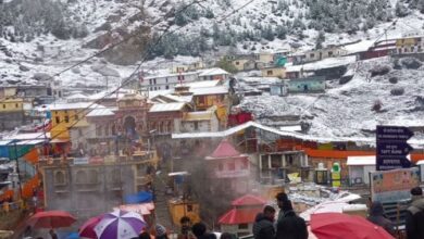 Photo of उत्तराखंड : बदरीनाथ धाम में हुई बर्फबारी, चारों तरफ बिछी सफेद चादर