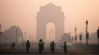 Photo of दिल्ली में दमघोंटू हवा: AQI 400 के पार, रेड जोन में फंसे ये इलाके