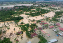 Photo of इंडोनेशिया: मूसलाधार बारिश ने मचाई भीषण तबाही