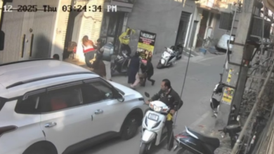 Photo of सैलून में घुसा हथियारबंद युवक, काम कर रहे संचालिका के बच्चों से की मारपीट; सोने की चेन लूटी