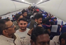 Photo of खराब मौसम बना मुसीबत, दरभंगा में नहीं हुई लैंडिंग, फ्लाइट डायवर्ट होने पर यात्रियों ने किया हंगामा