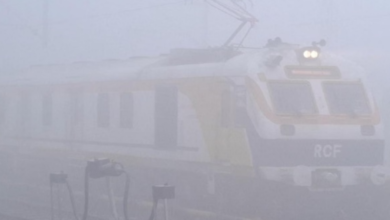 Photo of मुजफ्फरपुर: कोहरे ने रोकी रफ्तार, 30 मीटर विजिबिलिटी, वाहनों की चाल सुस्त और ट्रेनें रहीं रेंगती
