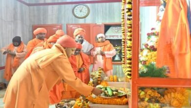 Photo of सीएम योगी ने चढ़ाई गुरु गोरखनाथ को आस्था की खिचड़ी