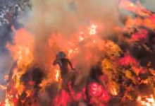 Photo of  होली पर ‘प्रहलाद के गांव’ में ‘अग्निपरीक्षा’, धधकते अंगारों से होकर निकले संजू पंडा