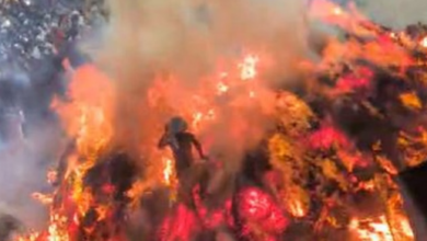 Photo of  होली पर ‘प्रहलाद के गांव’ में ‘अग्निपरीक्षा’, धधकते अंगारों से होकर निकले संजू पंडा