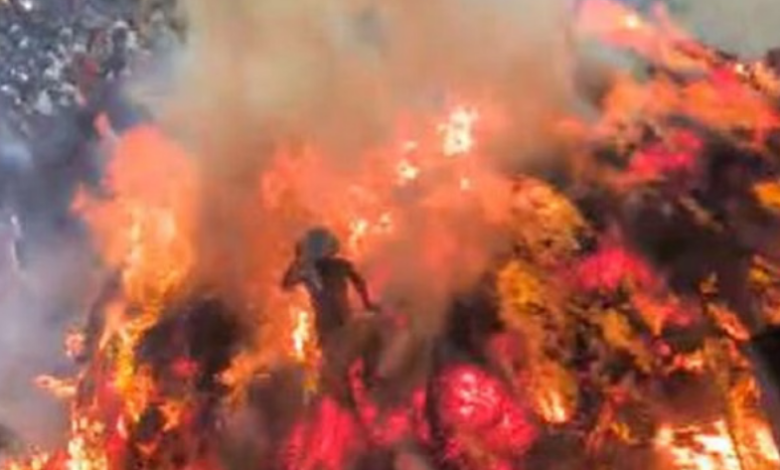 Photo of  होली पर ‘प्रहलाद के गांव’ में ‘अग्निपरीक्षा’, धधकते अंगारों से होकर निकले संजू पंडा