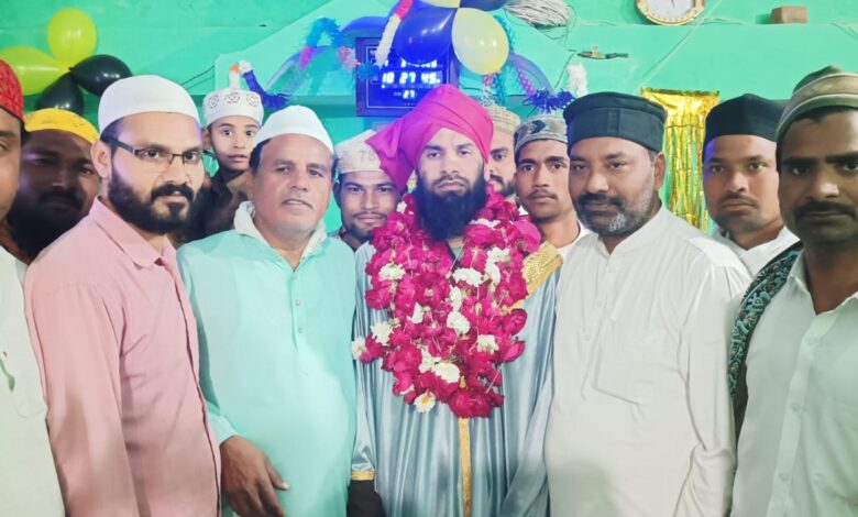 Photo of कचहरी वाली मस्जिद में कुरान मुकम्मल, हाफिज मुस्लिम रजा का फूलमालाओं से सम्मान