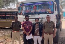 Photo of कुलपहाड़ और सुगिरा के बीच अवैध बालू से भरे एक ट्रक को पकड़कर किया गया सीज