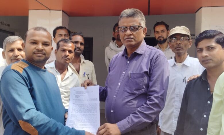 Photo of मानदेय न मिलने से मनरेगा कर्मियों में आक्रोश, चरणबद्ध आंदोलन की चेतावनी