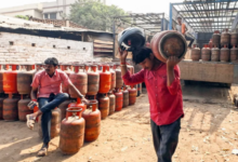 Photo of दिल्ली: गहराते एलपीजी संकट से धुएं में घुटती रोजी-रोटी, झुग्गी वाले ज्यादा परेशान