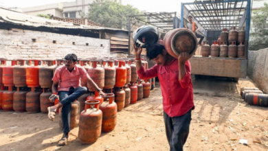 Photo of दिल्ली: गहराते एलपीजी संकट से धुएं में घुटती रोजी-रोटी, झुग्गी वाले ज्यादा परेशान