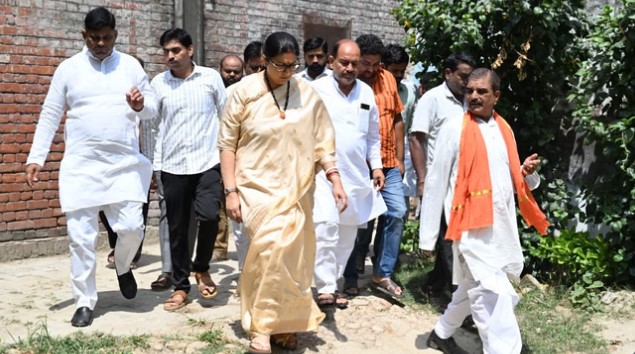 Photo of राहुल गांधी के बाद अमेठी में स्मृति ईरानी की दस्तक