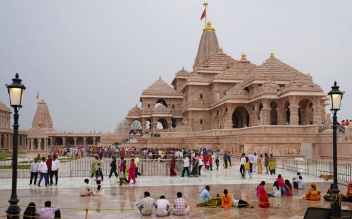 Photo of राम मंदिर के चढ़ावे में घोटाला: कहां गई 60 किलो चांदी की ईंटों और अखंड ज्योति?